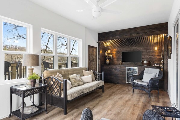 Condo, varias camas, patio (Lake Front Escape) | Área de sala de estar | Televisión de pantalla plana de 42 pulgadas con canales digitales 