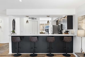 Condo, varias camas, patio (Lake Front Escape) | Cocina privada | Refrigerador, microondas, horno y parrilla de estufa 