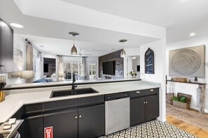 Lägenhet - flera sängar - uteplats (Lake Front Escape) | Interiör