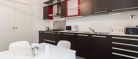 Apartamento (1 Bedroom) | Cozinha privada | Micro-ondas, chaleira elétrica, cadeirão de bebê, freezer