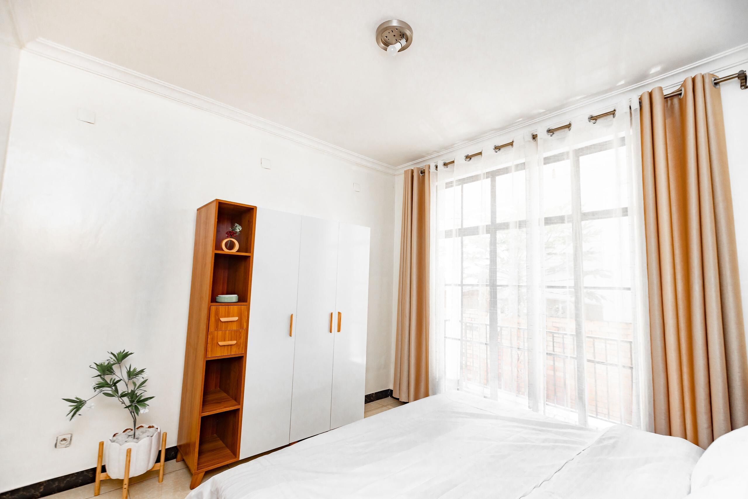 セーフティボックス (室内)、デスク、ノートパソコン用作業スペース、防音設備