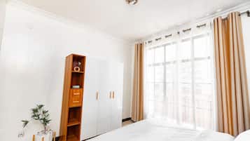3 bedrooms, in-room safe, desk, laptop workspace
