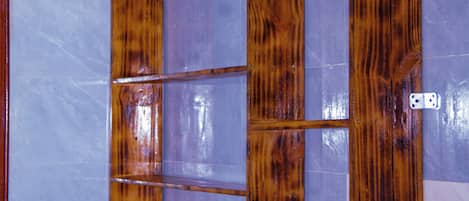 3 chambres, coffre-fort, bureau