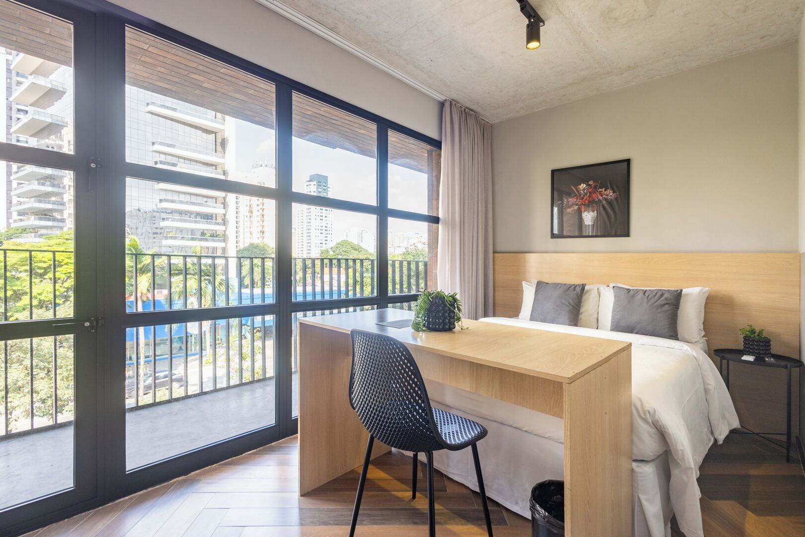 笔记本电脑工作区、免费 WiFi