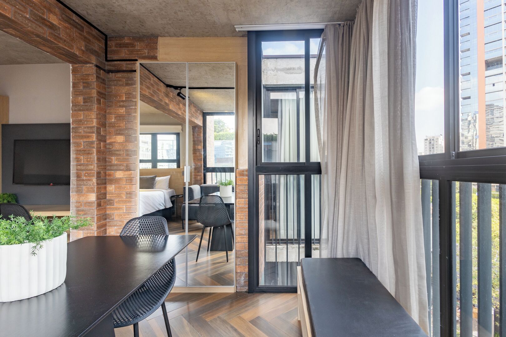 Laptop workspace, free WiFi