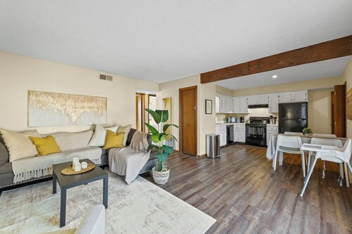Aviator's Lounge 2BR 1Bath WiFi Close to Airport Very Convenient Book your stay2