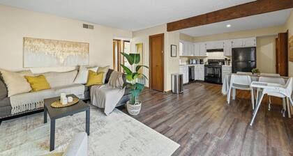Aviator's Lounge 2BR 1Bath WiFi Close to Airport Very Convenient Book your stay2