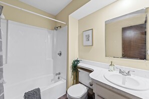 Asciugacapelli, asciugamani, sapone, shampoo