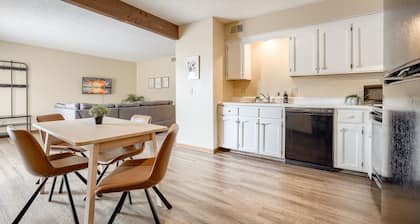 Aviator's Lounge 2BR 1Bath WiFi Close to Airport Very Convenient Book your stay2