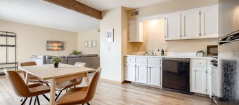 Aviator's Lounge 2BR 1Bath WiFi Close to Airport Very Convenient Book your stay2