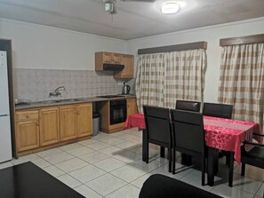 Dining room - Room-charming Tshwane B&B With Secure En (Pretoria)