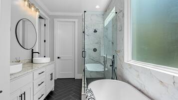Baignoire Ă jets, sĂšche-cheveux, serviettes fournies, savon