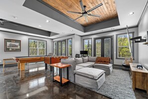 Smart-tv, een open haard en videospelletjes