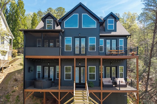 Helen TreeTop Lodge:  Rustic Luxury/Breathtaking Views/Ultimate Amenities