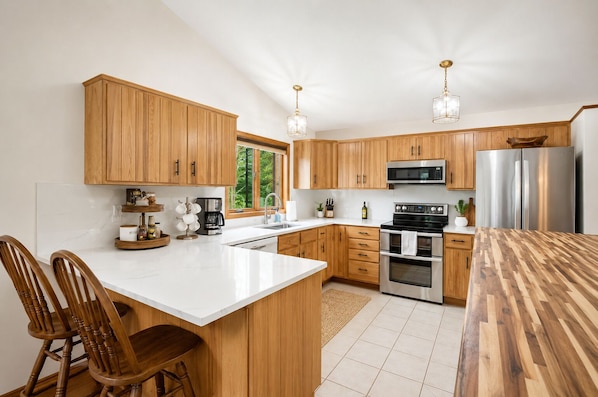 Coffee/tea maker, fridge, microwave, oven