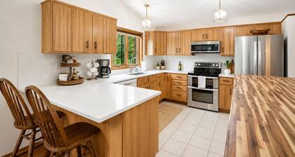 Whispering Pines Oasis 12 ac Scenic Forest Retreat
