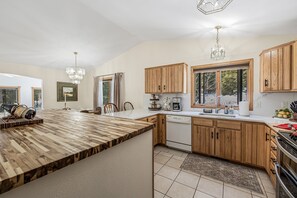 Fridge, microwave, oven, stovetop - Whispering Pines Oasis 12 ac Scenic Forest Retreat (Amherst)