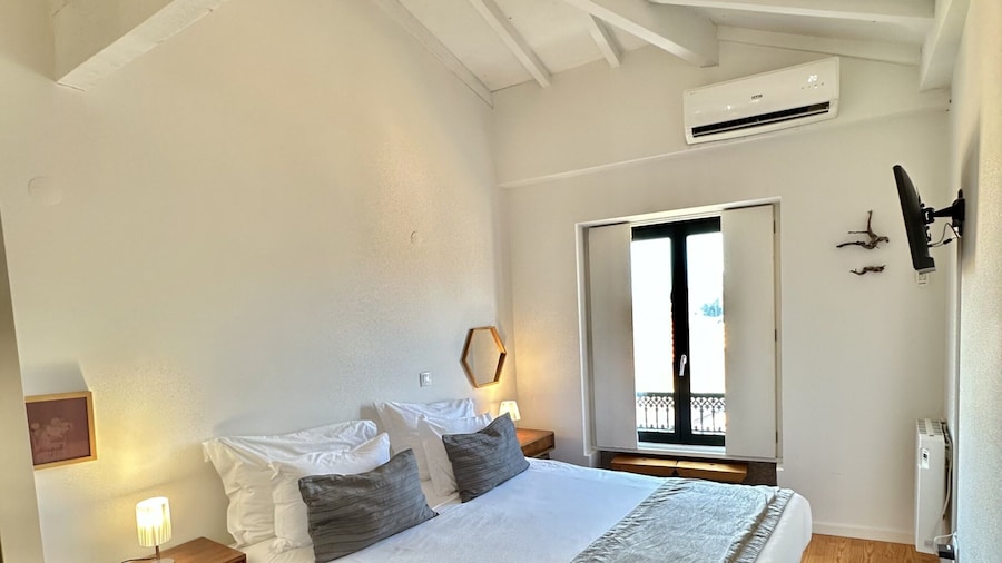 Charming 2-bedroom Apartment in Porto