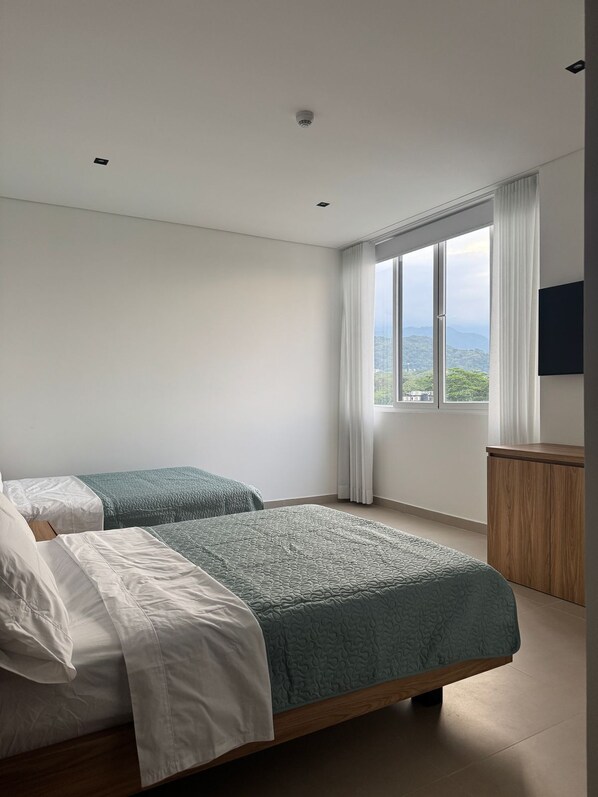 Phòng dành cho gia đình, quang cảnh thành phố | Két bảo mật tại phòng, khu vực làm việc phù hợp cho laptop 