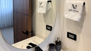 Family Room, City View | Bathroom - HOTEL MACANA (Villavicencio)