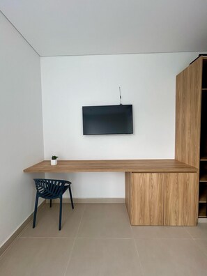 Quarto standard, vista para a cidade | Cofres nos quartos, espaço de trabalho para notebook, cortinas blackout