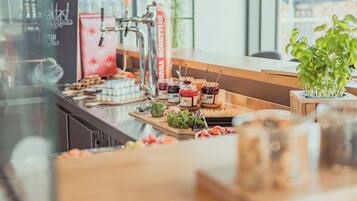 Tägliches Frühstücksbuffet gegen Gebühr