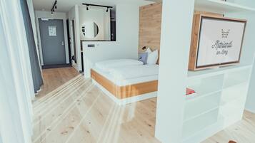 Deluxe-Dreibettzimmer | Zimmersafe, Verdunkelungsvorhänge, Babybetten, kostenloses WLAN