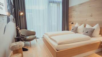 Basic-Doppelzimmer | Zimmersafe, Verdunkelungsvorhänge, Babybetten, kostenloses WLAN