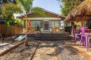 Outdoor dining - Fun Urban Oasis: Bohemian Bungalow - Prime St Pete (St. Petersburg)