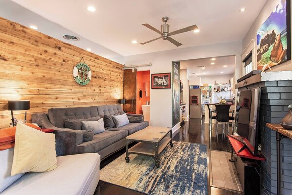 Smart TV - Fun Urban Oasis: Bohemian Bungalow - Prime St Pete (St. Petersburg)