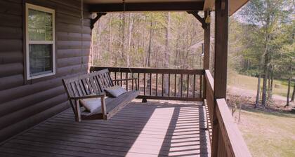 Charming 3-bedroom cabin with AC, WiFi in brilliant Cisco Ga.
