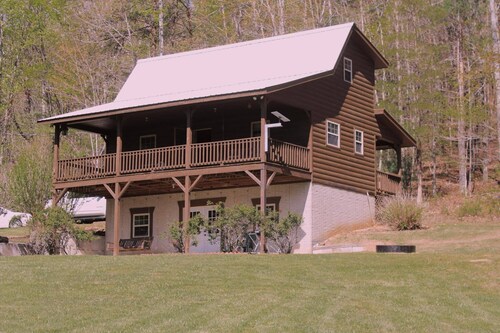 Charming 2-bedroom cabin with AC, WiFi in brilliant Cisco Ga. 