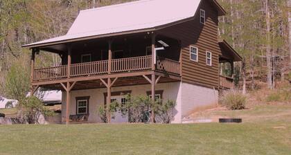 Charming 2-bedroom cabin with AC, WiFi in brilliant Cisco Ga.