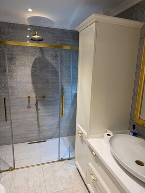 Luxury Apartment, Garden View | Bathroom | Combined shower/tub, towels, soap, shampoo - Serbest Suite Nişantaşı (Istanbul)