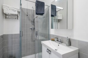 Regadera, secadora de cabello, bidet, toallas