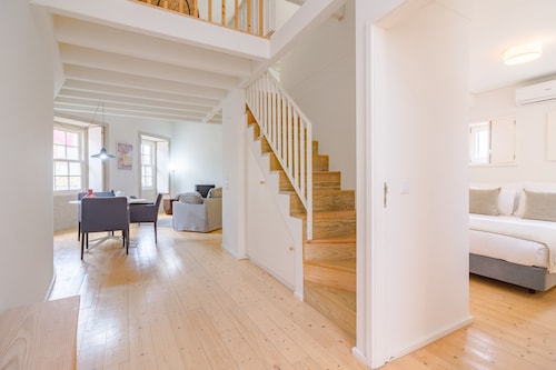 Spacious 2-bedroom Retreat in Porto