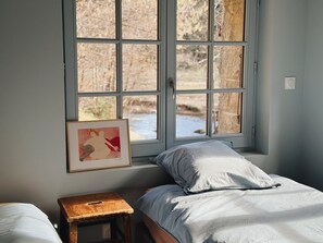 6 bedrooms, iron/ironing board, WiFi, bed sheets