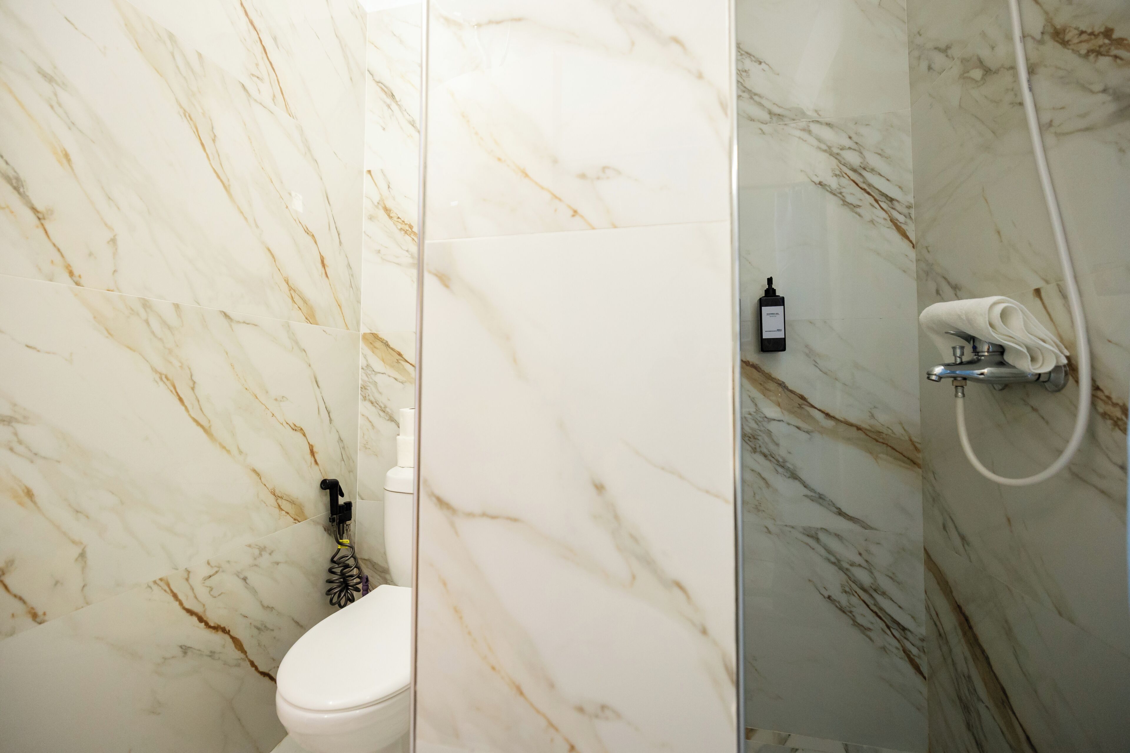 Douche, sèche-cheveux, serviettes fournies, savon