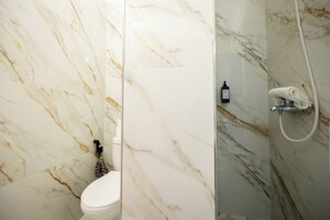 Een douche, een haardroger, handdoeken, zeep