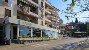 A building with a sign for 'KRIPÉ DHE PIPER RESTAURANT' on the ground floor. - Balcony Studio • Outdoor Kitchen • Uji i Ftohtë (Vlora)