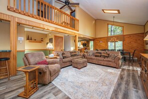 Smart TV, fireplace, books - Tranquil Lake Retreat w/ Hot Tub & Games (Oakland)