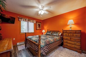 3 bedrooms, free WiFi, bed sheets - Tranquil Lake Retreat w/ Hot Tub & Games (Oakland)