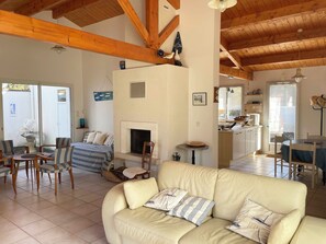 Smart-TV, DVD-Player, Bücher