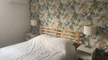 2 chambres, lit parapluie, draps fournis