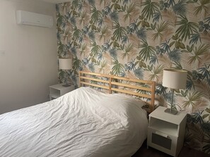 2 bedrooms, travel cot, bed sheets