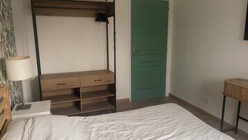 2 habitaciones, cuna de viaje y ropa de cama