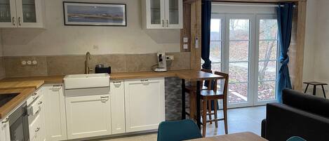 ثلاجة، ميكروويف، فرن، موقد طهي مسطح