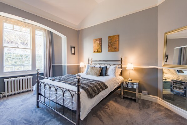 5 bedrooms, desk, iron/ironing board, WiFi