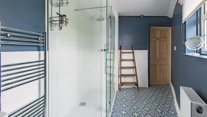 A bathroom with a glass shower enclosure, a wooden ladder, and a patterned floor. - Seaclusion - Walmer, Deal (Walmer)