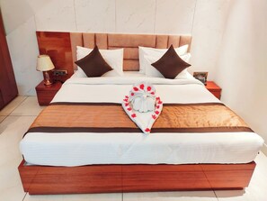Habitación doble Deluxe, 1 habitación, para no fumadores | Baño | Amenidades de baño gratuitas, secadora de cabello, pantuflas, bidet 